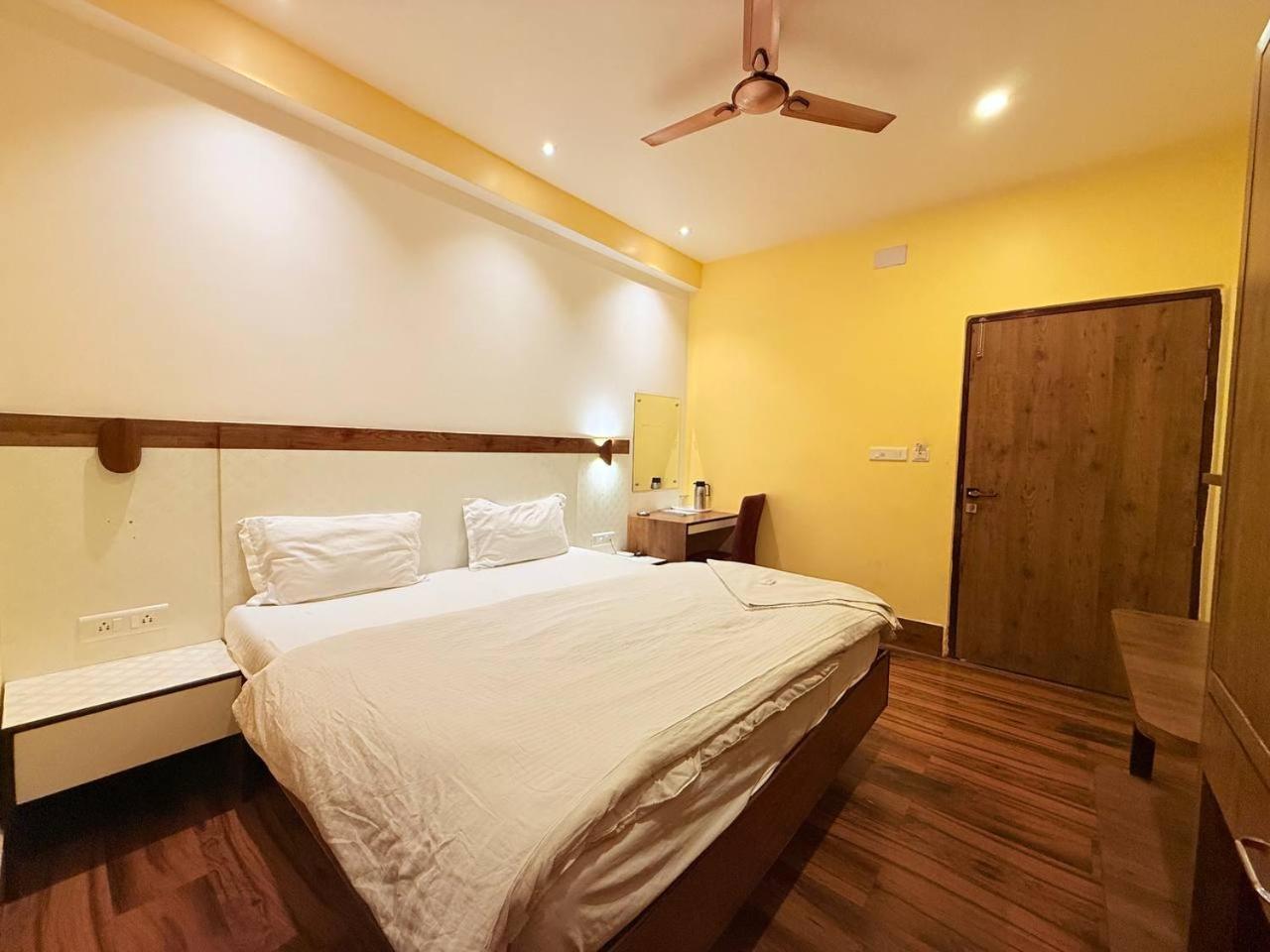 Hotel Shivam - Near Kashi Vishwanath Temple With Parking And Lift 4*